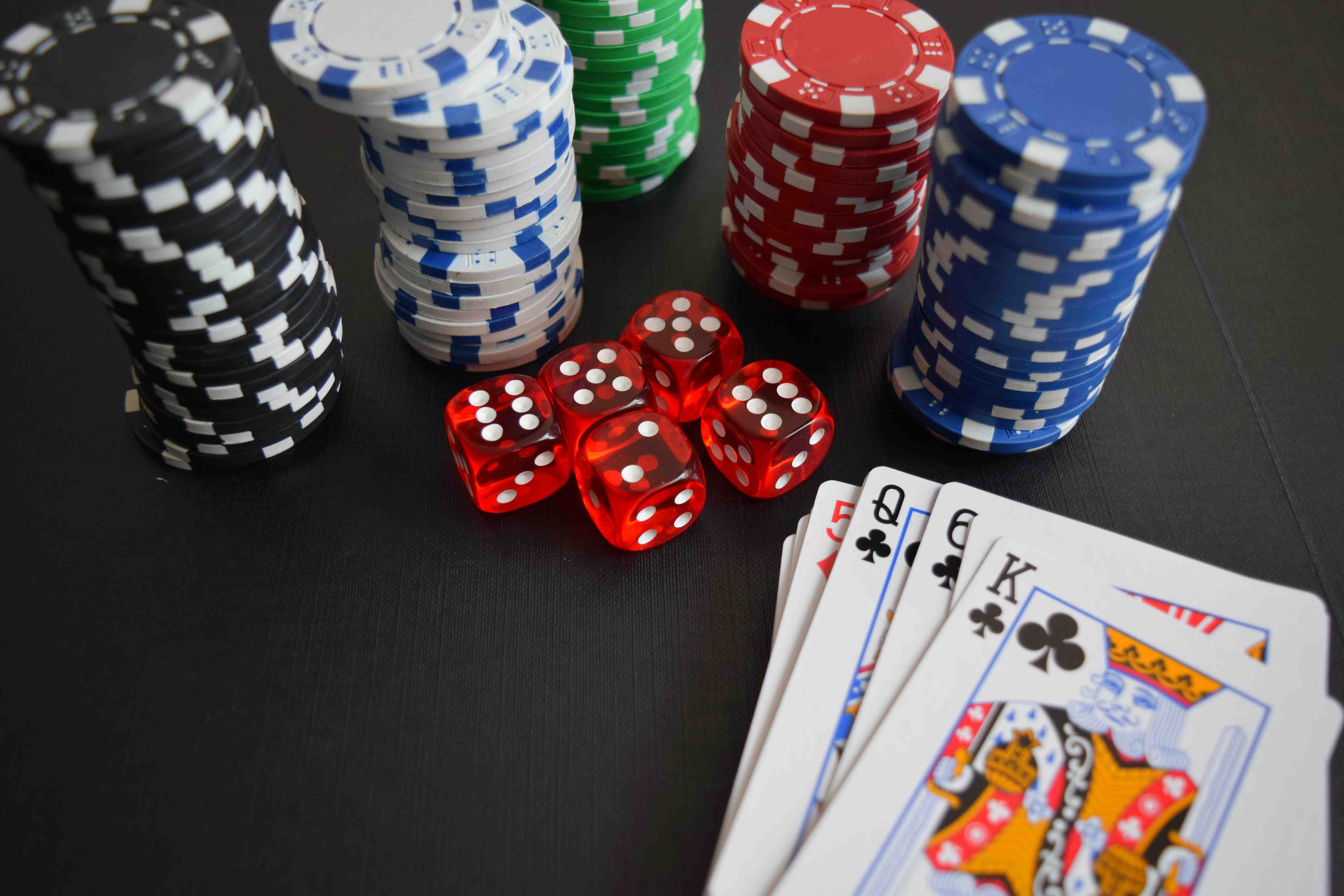 OKJBet တိုက်ရိုက်ကာစီနိုတွင် HD Video Streaming ဖြင့် Baccarat Live Dealer ကစားနေသောမြင်ကွင်း