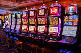 OKJBet Online Bingo Myanmar ကစားသမားများ Bingo Card ဖြင့် ကစားနေသောမြင်ကွင်း